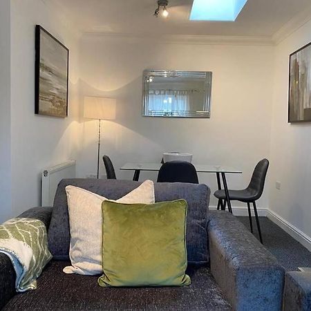 Alicia Newport By Mia Living 2 Bedroom Apartment With Dedicated Parking Exterior photo