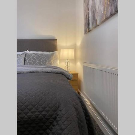 Alicia Newport By Mia Living 2 Bedroom Apartment With Dedicated Parking Exterior photo