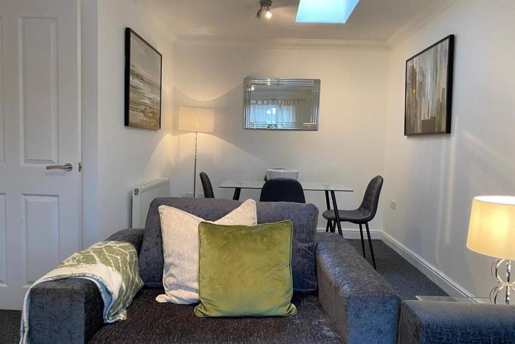 Alicia Newport By Mia Living 2 Bedroom Apartment With Dedicated Parking Exterior photo